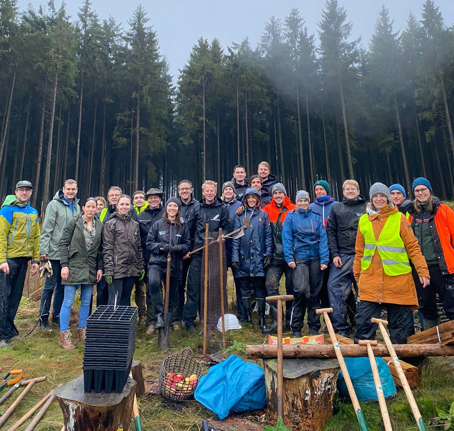 Ab in den Wald Nr. 10 – Pflanzaktion mit Radsportlern und Sponsoren vom Radklassiker Eschborn – Frankfurt