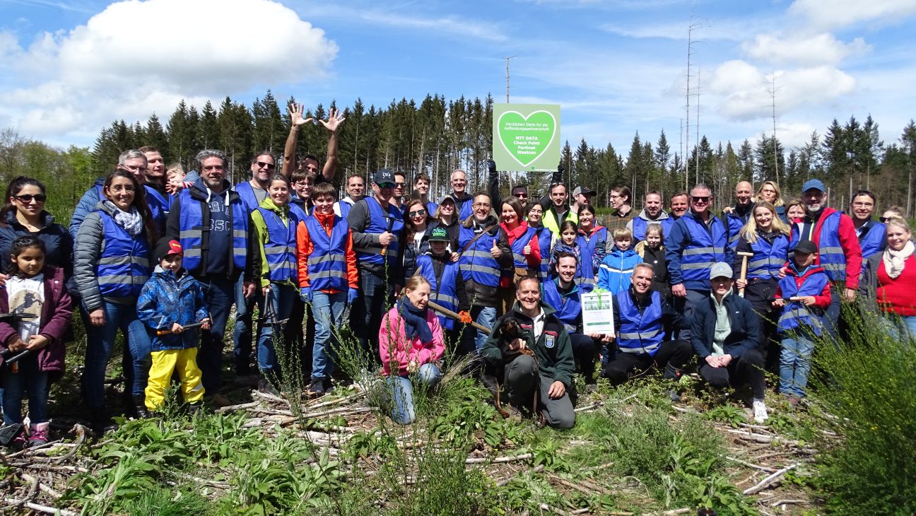 NTT DATA macht den Earth Day zur Earth Week und pflanzt mit Unternehmenspartnern, Families & Friends 1.500 Bäume im Schmittener Wald