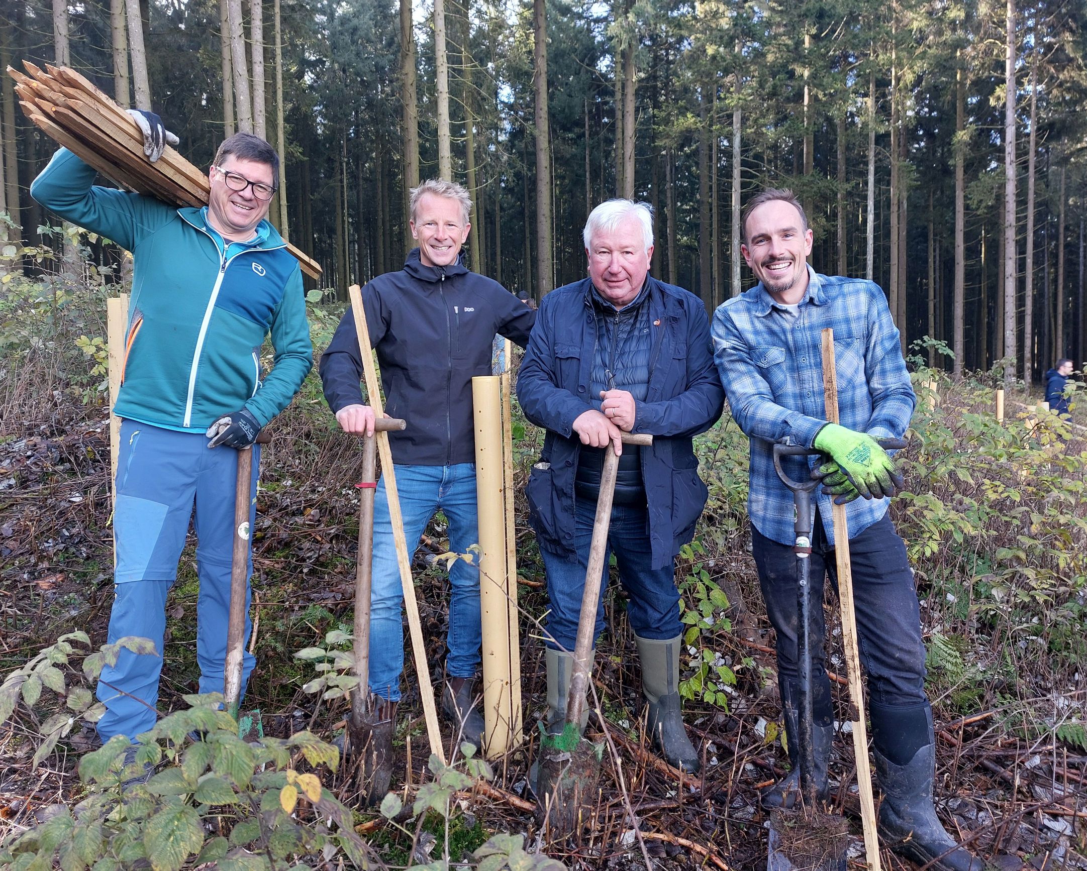 Ab in den Wald Nr. 8: Pflanzevent mit Sportlern und Veranstaltern des Radklassikers Eschborn-Frankfurt