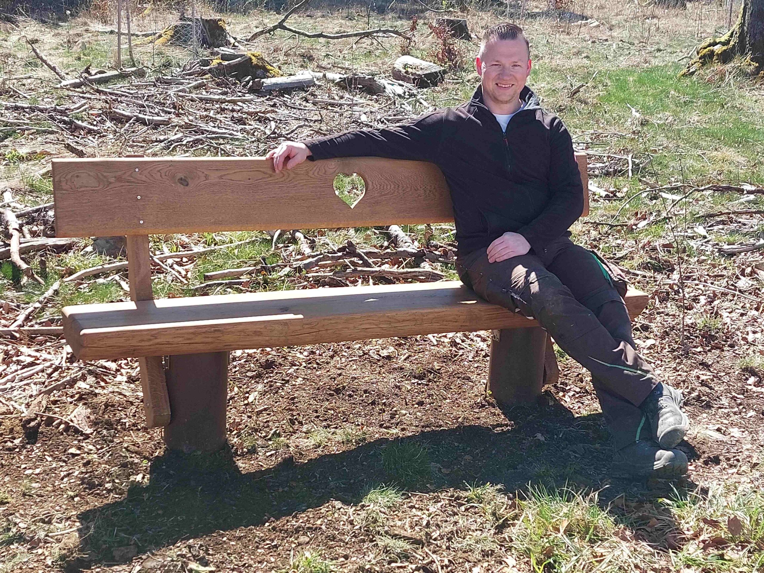 Erste Sitzbank an der Herzenswald-Allee aufgestellt!🌳💺